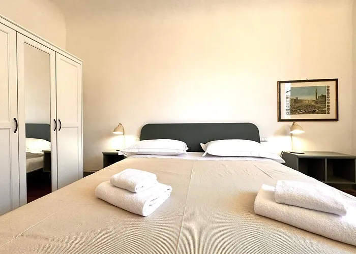 Pellegrini- Behind The Cathedral * סיינה